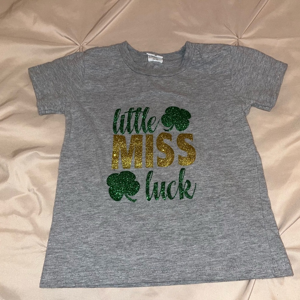 Short Sleeve Tee in Gray and Green with St. Patrick's Day Charm